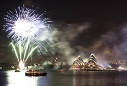 Capodanno a Sydney i fuochi sulla baia e l'Opera House. - © gary yim / Shutterstock.com