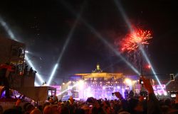 Capodanno in piazza a Berlino nei pressi della Porta di Brandeburgo - © katatonia82 / Shutterstock.com