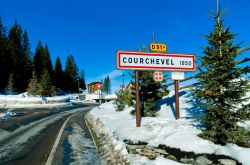 Cartello di benvenuto nello ski resort Courchevel 1850, Alta Savoia (Francia). Il villaggio più alto, quello di Courchevel 1850, è quello che da maggior lustro a questo territorio: ...