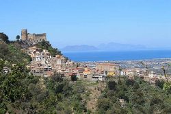 Il Castello e il borgo di Santa Lucia del Mela, nella Sicilia nord orientale - © www.santaluciadelmelaturismo.it