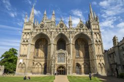 La cattedrale di Peterborough nel centro storico della città del Cambridgeshire, Regno Unito - © chrisdorney / Shutterstock.com