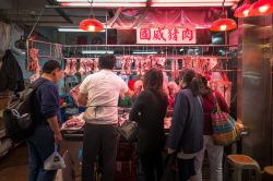 Hong Kong, Cina: un macellaio allo Chun Yeung Street Market. Nel mercato si vendono prodotti alimentari di ogni genere - © Dann19L / Shutterstock.com