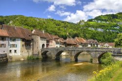 La città murata di Saint Ursanne e ponte medievale sul fiume Doubs: siamo nel Canton Giura in Svizzera - © Rolf E. Staerk / Shutterstock.com