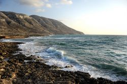 La vista generosa che regala la costa selvaggia dell'isola di Kassos, Dodecaneso (Grecia) - La natura per definizione rappresenta probabilmente la scenografia più bella presente nel ...