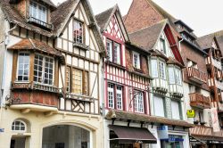 Dettagli delle case a graticcio nel centro di Deauville, Francia. Gli edifici presentano delle intelaiature in legno collegate fra di loro con diverse angolazioni.



