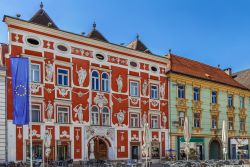 La facciata della Hackl-house a Leoben, Austria. Situato nella piazza principale e battezzato con questo nome dal proprietario nel corso del XVIII° secolo, l'edificio possiede la più ...