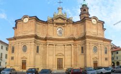 Facciata del Duomo dei S.S. Giovanni Battista e Remigio a Carignano in Piemonte