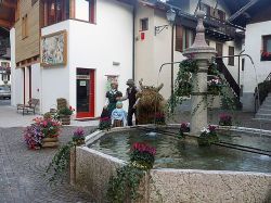 Fontana centro storico di Siror, valle di Primiero in Trentino - ©  www.siror.eu