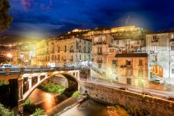 Una fotografia notturna del centro storico di Cosenza, il Capoluogo della Calabria - © mRGB / Shutterstock.com