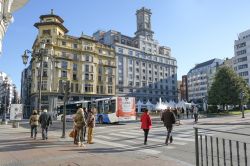 Gente cammina per le strade di Oviedo, Asturie, Spagna. Città ideale per passeggiare grazie al suo centro storico in buona parte pedonale, Oviedo racchiude nella sua anima più ...