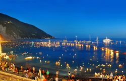 I lumini in mare a Camogli durante la Festa Stella Maris, in Liguria - © Pavlo Baliukh / Shutterstock.com