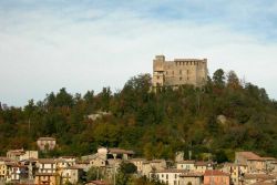 Il borgo e il castello di Zavattarello in Lombardia - © Yoruno - CC BY-SA 2.5, Wikipedia