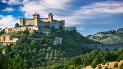 Il castello Albornoz con la città di Spoleto, provincia di Perugia, Umbria. Questa rocca possiede due cortili interni e sei torri fra cui quella chiamata "della spiritata" - Jaroslaw ...