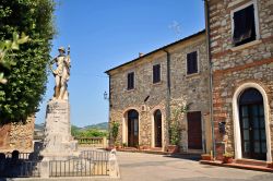 Il centro del borgo di Bibbona in Toscana