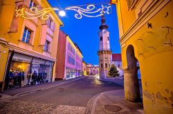 Il centro di Bad Radkersburg illuminato di sera, Stiria, Austria.
