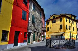 Il centro storico di Brugnato, La Spezia, Italia. A rendere caratteristico questo comune della Liguria sono le facciate delle case dai tanti colori che contribuiscono a conferirgli un'atmosfera ...