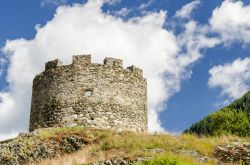 Uno dei bastioni difensivi del castello di Ossana in Val di Sole, Trentino - © diego matteo muzzini / Shutterstock.com