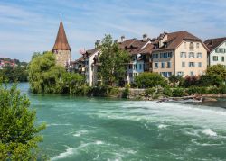 Il fiume Reuss nella città di Bremgarten, Svizzera, in una giornata estiva.
