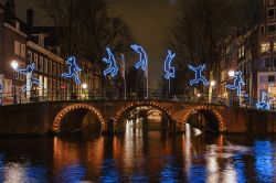 Il Light Festival di Amsterdam (Olanda) è un vero spettacolo: decine di installazioni luminose spars per la città rendono la capitale un luogo ideale per gli amanti della fotografia ...