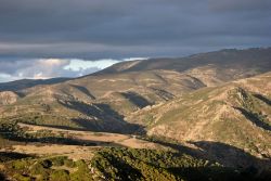 Il paesaggio delle montagne intorno a Sinnai in Sardegna