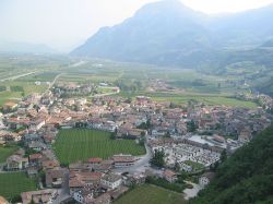 Il panorama del centro di Salorno in Alto Adige, fotografato dal Castello di Haderburg
