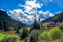Il pittoresco borgo di Mazzin nelle Dolomiti, Trentino Alto Adige.


