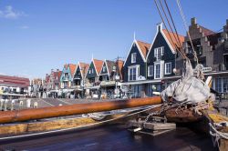 Il porticciolo di Volendam Olanda - Originariamente porto della vicina Edam disposta alla foce del fiume Ijsselmeer, Volendam ha oggi proprio nel suo grazioso porticciolo una delle attrazioni ...