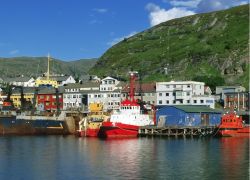 Il porto e il villaggio di Kirkenes in Norvegia