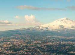 Il versante sud dell'Etna, Belpasso si trova nella parte di sinistra della foto.