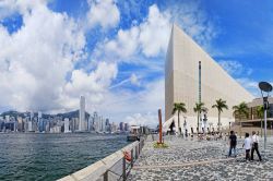 Il Victoria Harbour di Hong Kong (Cina) visto dalla banchina sulla Tsim Sha Tsui Promenade.