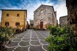 Il villaggio medievale di Bibbona in Toscana con la chiesa parrocchiale di Sant'Ilario in Piazza XX Settembre