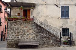 L'ingresso di una vecchia casa nel centro storico di Brugnato, La Spezia, Italia. Bella la ringhiera in ferro che delimita la scalinata per accedere all'abitazione.
