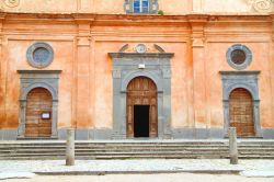 Ingresso della chiesa di San Donato a Civita di Bagnoregio, Viterbo. Ad ospitare questo bell'edificio di culto, rimaneggiato architettonicamente più volte nel corso dei decenni, è ...