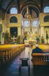 Interno edificio religioso di Volendam, Olanda - Una suggestiva veduta interna della chiesa cittadina in cui risaltano il grande altare luminoso e le decorazioni pittoriche che lo affiancano ...
