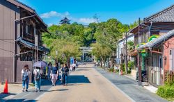 Inuyama, Giappone: gente a passeggio in una strada della città in una bella giornata di sole - © Takashi Images / Shutterstock.com