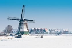 Inverno a Volendam, Olanda - Un soffice strato di neve ricopre abitazioni e mulini a vento di questo borgo peschereccio che sotto la coltre bianca diventa ancora più suggestivo © ...