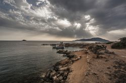 Un bellissimo scenario di Kassos fotografata dall'isola di Karpathos, Dodecaneso (Grecia) - A seconda di come si guarda un contesto panoramico, la sensazione emotiva può essere piacevole, ...