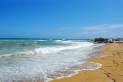 La bella spiaggia sabbiosa di Torre Canne in Puglia. Questo arenile fa parte della Riviera dei Trulli sulla costa adriatica delle Murge