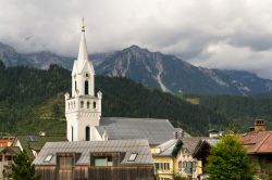 La chiesa evangelica nel centro storico di Schladming, Austria. A spiccare è soprattutto la torre campanaria completamente bianca.
