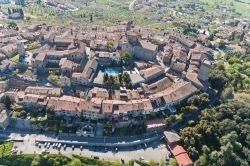 La città medievale di Lucignano, Toscana, Italia. Questo borgo dal caratteristico impianto ad anelli concentrici si trova fra le province di Firenze, Siena, Arezzo e Perugia.

