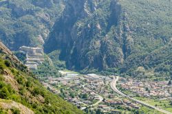 La cittadina di Hone ai piedi del Forte di Bard, Valle d'Aosta