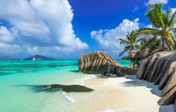 La spiaggia di Anse Source d'Argent sull'isola di La Digue, arcipelago delle Seychelles.