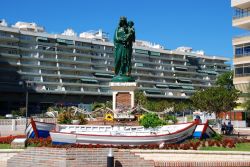 La statua di Salve Reina de los Mares sul lungomare di Fuengirola, provincia di Malaga, Spagna - © Arena Photo UK / Shutterstock.com 