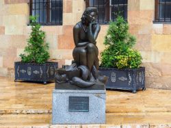 La statua in bronzo nota come la Pescadera a Oviedo, Spagna. E' stata realizzata in onore di  Saturnina Requejo e si trova nei pressi della piazza Trascorrales - © Isa Fernandez ...