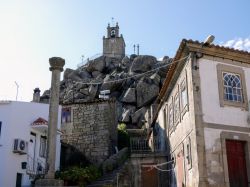 La torre dell'orologio a Meda, Portogallo, incastonata fra le rocce: siamo nei pressi della cittadina di Marialva.
