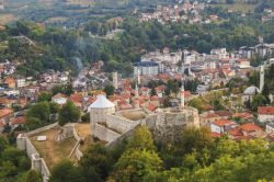 La vecchia città di Travnik, Bosnia e Erzegovina, vista dall'alto. Al centro dell'immagine, la fortezza medievale.
