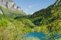Le alpi delle giudicarie e il lago di Tenno in Trentino - © Yory Frenklakh / Shutterstock.com