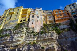 Le case del borgo di Tropea, sulla scogliera a picco sul mare della Calabria - © elen_studio / Shutterstock.com