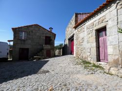 Le case in pietra del villaggio di Marialva, Portogallo, in una giornata con il cielo blu.
