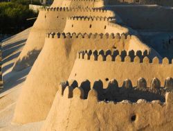 Le mura di Itchan Kala (Ichon Qala) al tramonto a Khiva:  siamo nella provincia di Xorazm in Uzbekistan - Town on the silk road. Central Asia - © Milosz Maslanka / Shutterstock.com ...